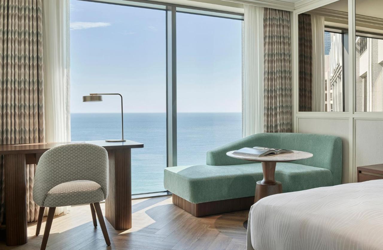 Grand Josun Busan Exterior foto A guest room at the Hilton Athens