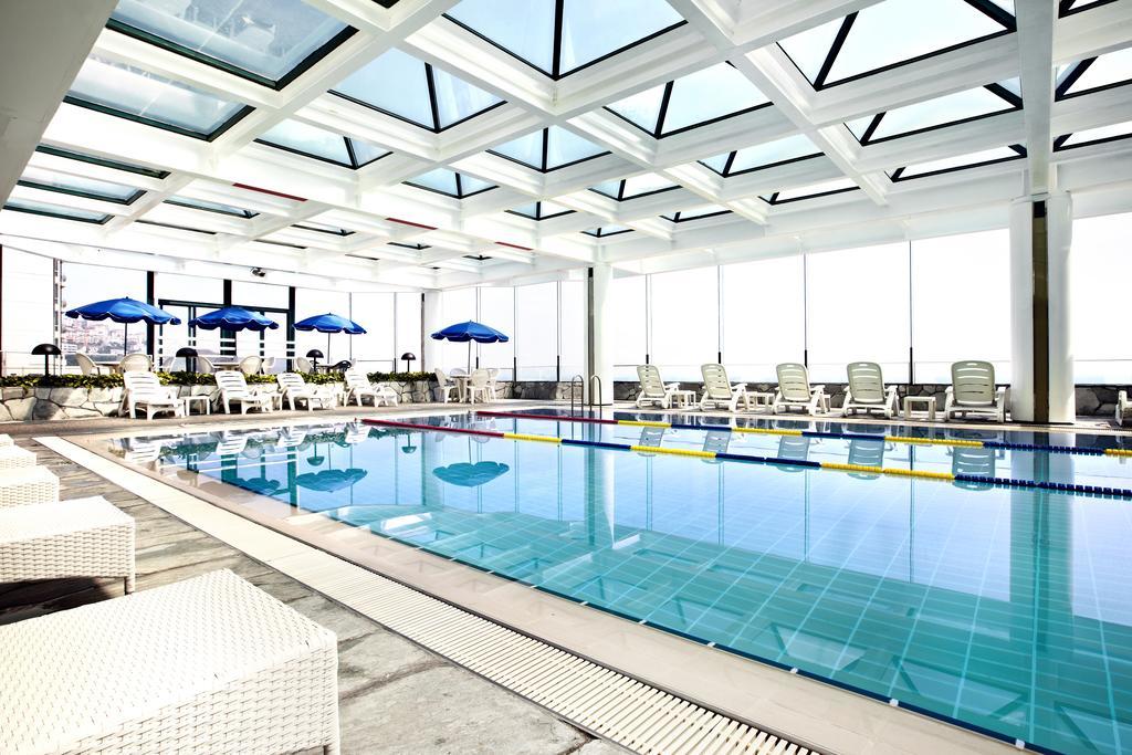 Grand Josun Busan Exterior foto Swimming pool
