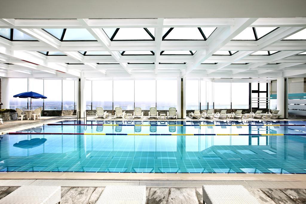 Grand Josun Busan Exterior foto Swimming pool