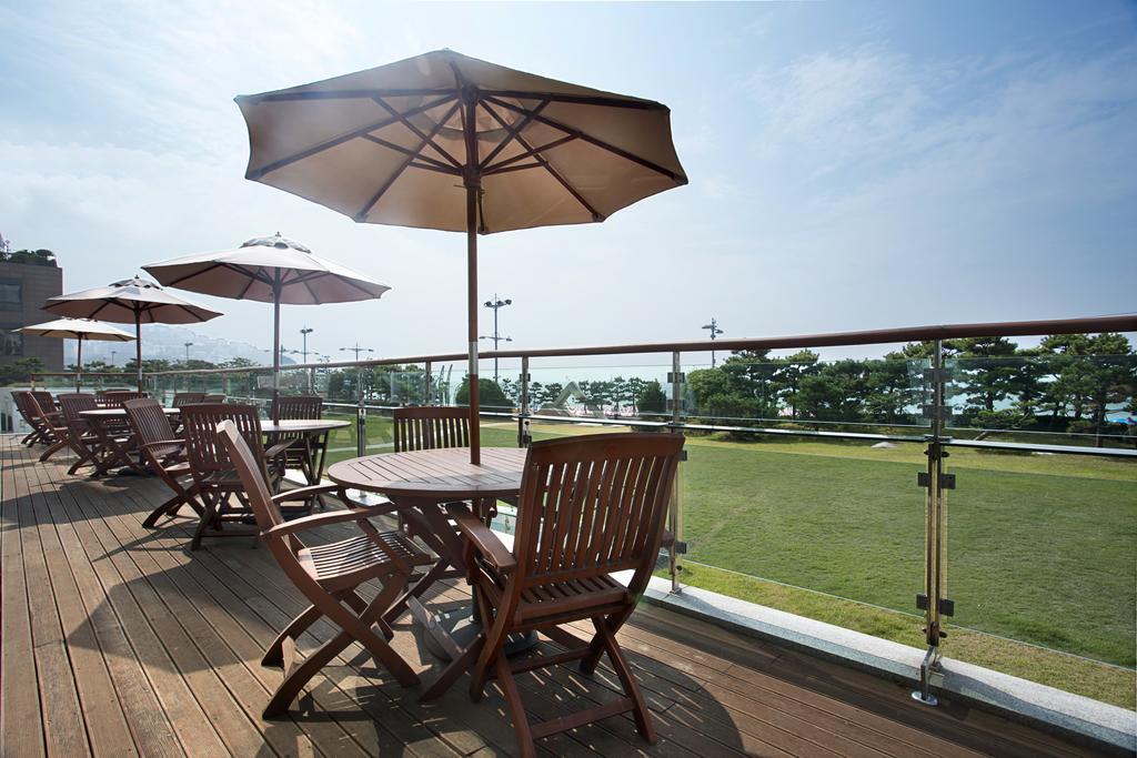Grand Josun Busan Exterior foto The clubhouse at the Hong Kong Golf Club