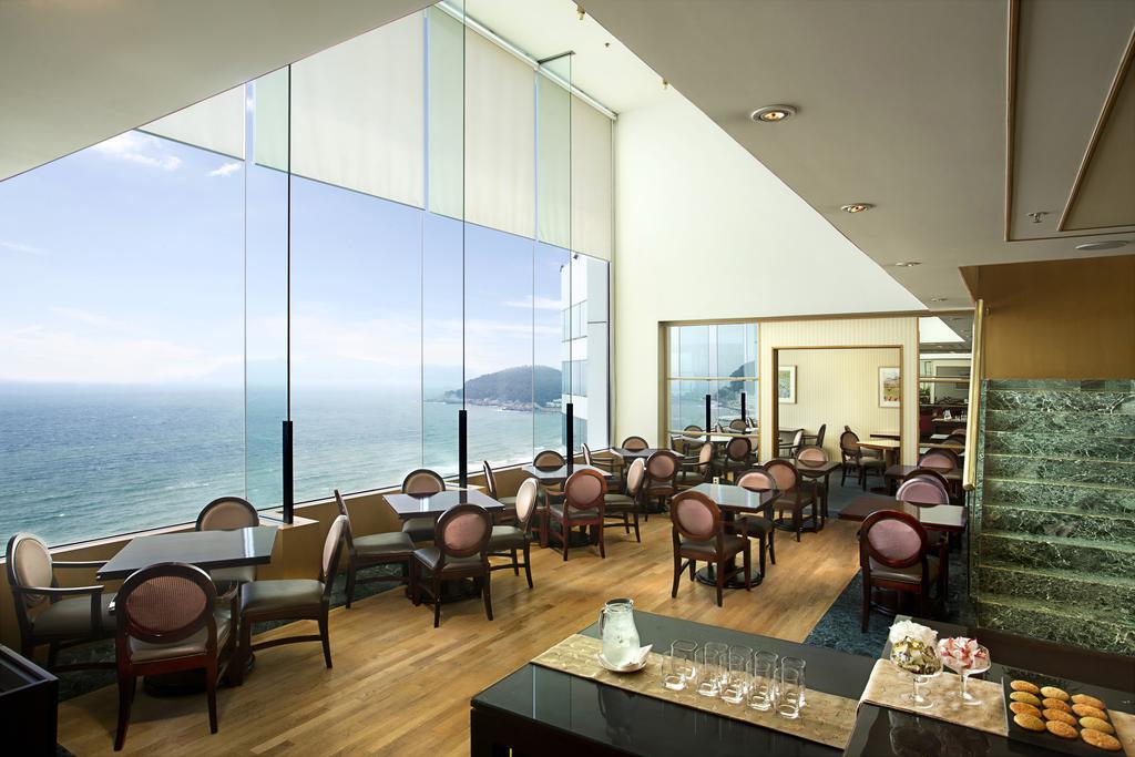 Grand Josun Busan Exterior foto The Club Lounge at Hong Kong International Airport