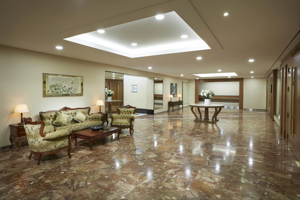 Grand Josun Busan Exterior foto The lobby of the hospital