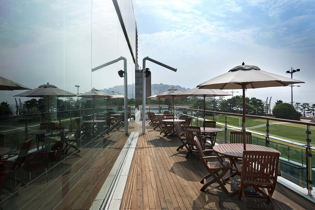 Grand Josun Busan Exterior foto The clubhouse at the Sha Tin Racecourse